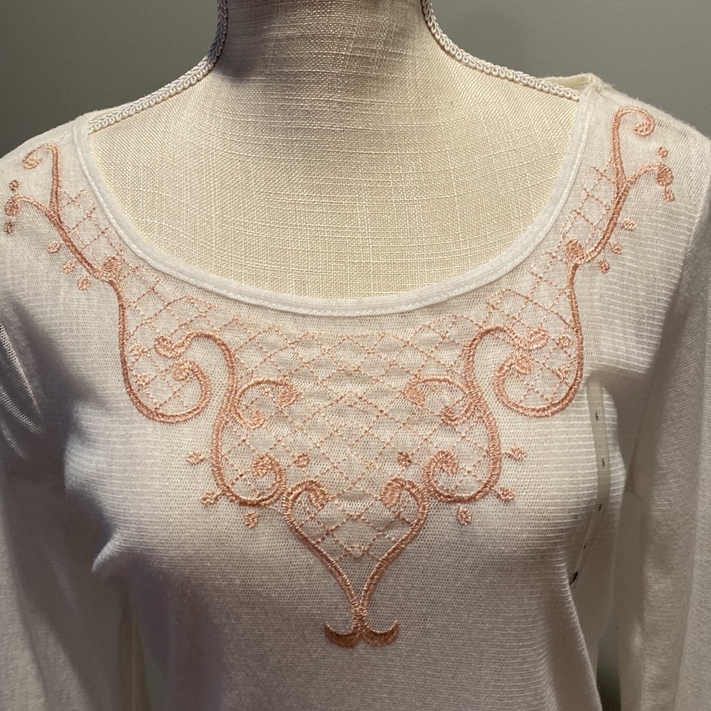 Gimmicks by BKE Long Sleeve Super Lightweight w/ Embroidered detailing Size: S